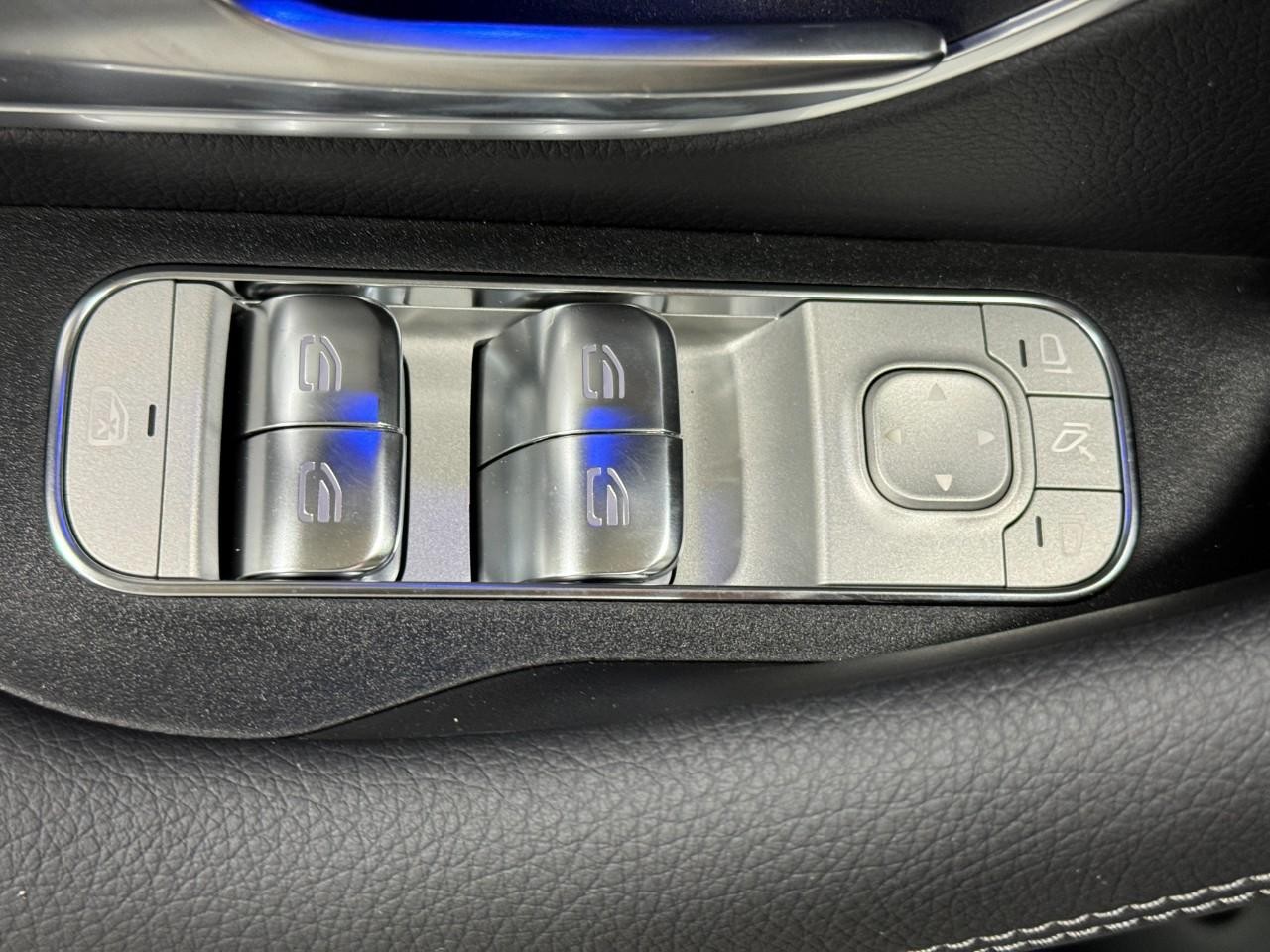 Mercedes-Benz GLE Vehicle Full-screen Gallery Image 27