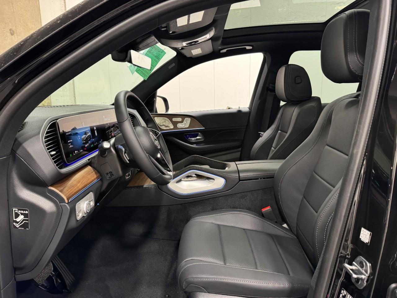 Mercedes-Benz GLE Vehicle Full-screen Gallery Image 29