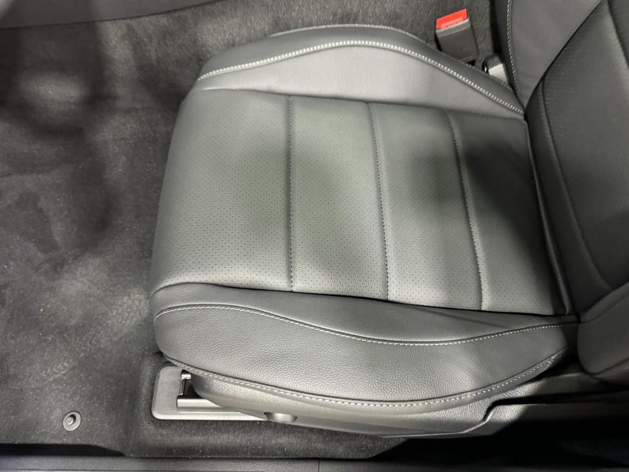 Mercedes-Benz GLE Vehicle Full-screen Gallery Image 30