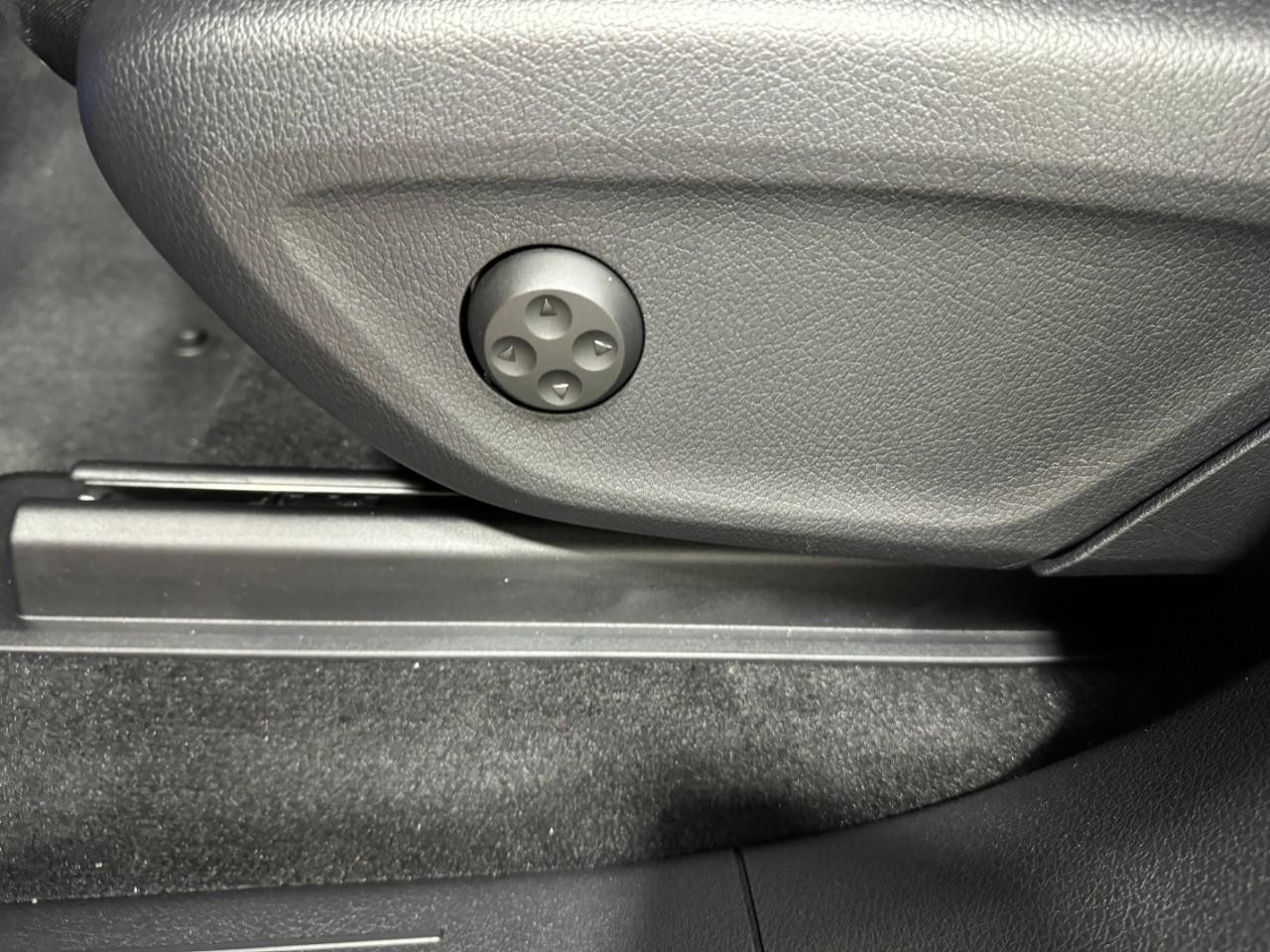 Mercedes-Benz GLE Vehicle Full-screen Gallery Image 31