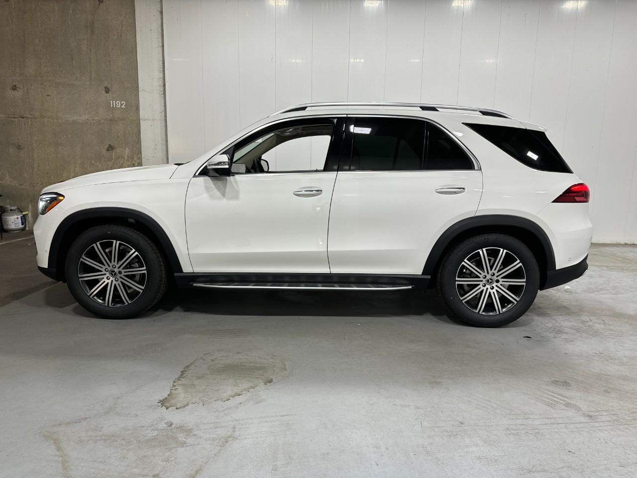 Mercedes-Benz GLE Vehicle Full-screen Gallery Image 2