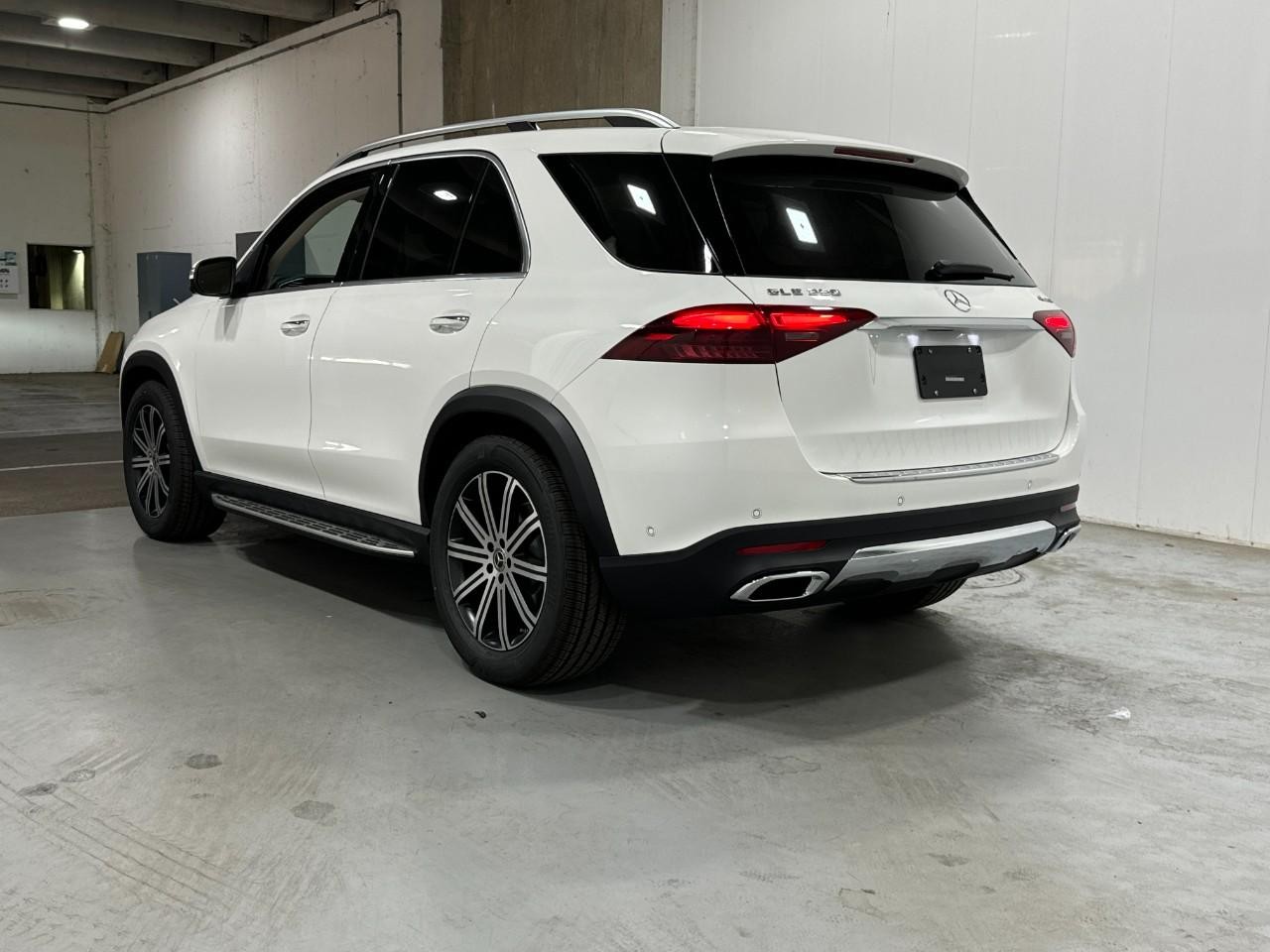 Mercedes-Benz GLE Vehicle Full-screen Gallery Image 3