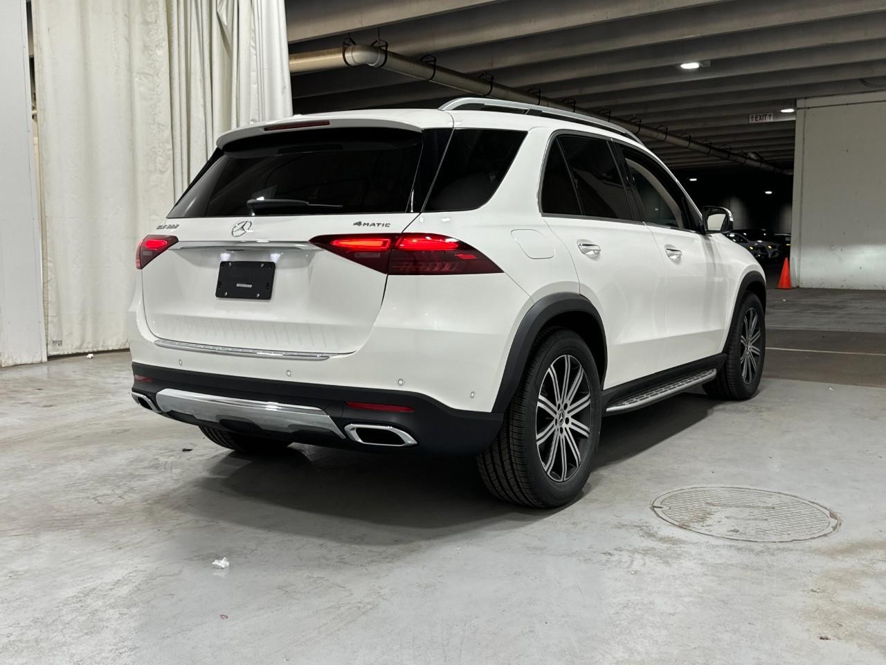 Mercedes-Benz GLE Vehicle Full-screen Gallery Image 4