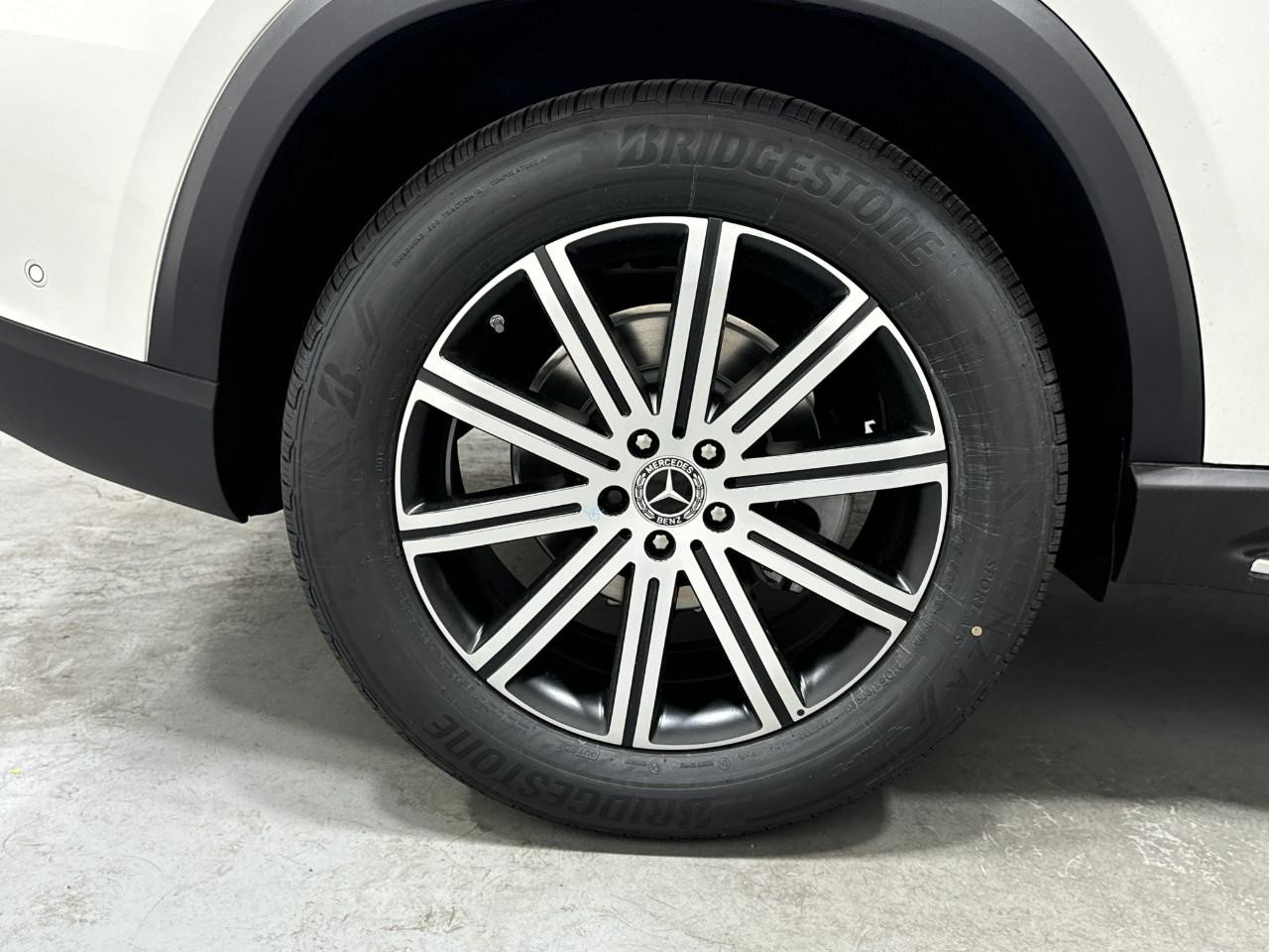 Mercedes-Benz GLE Vehicle Full-screen Gallery Image 5