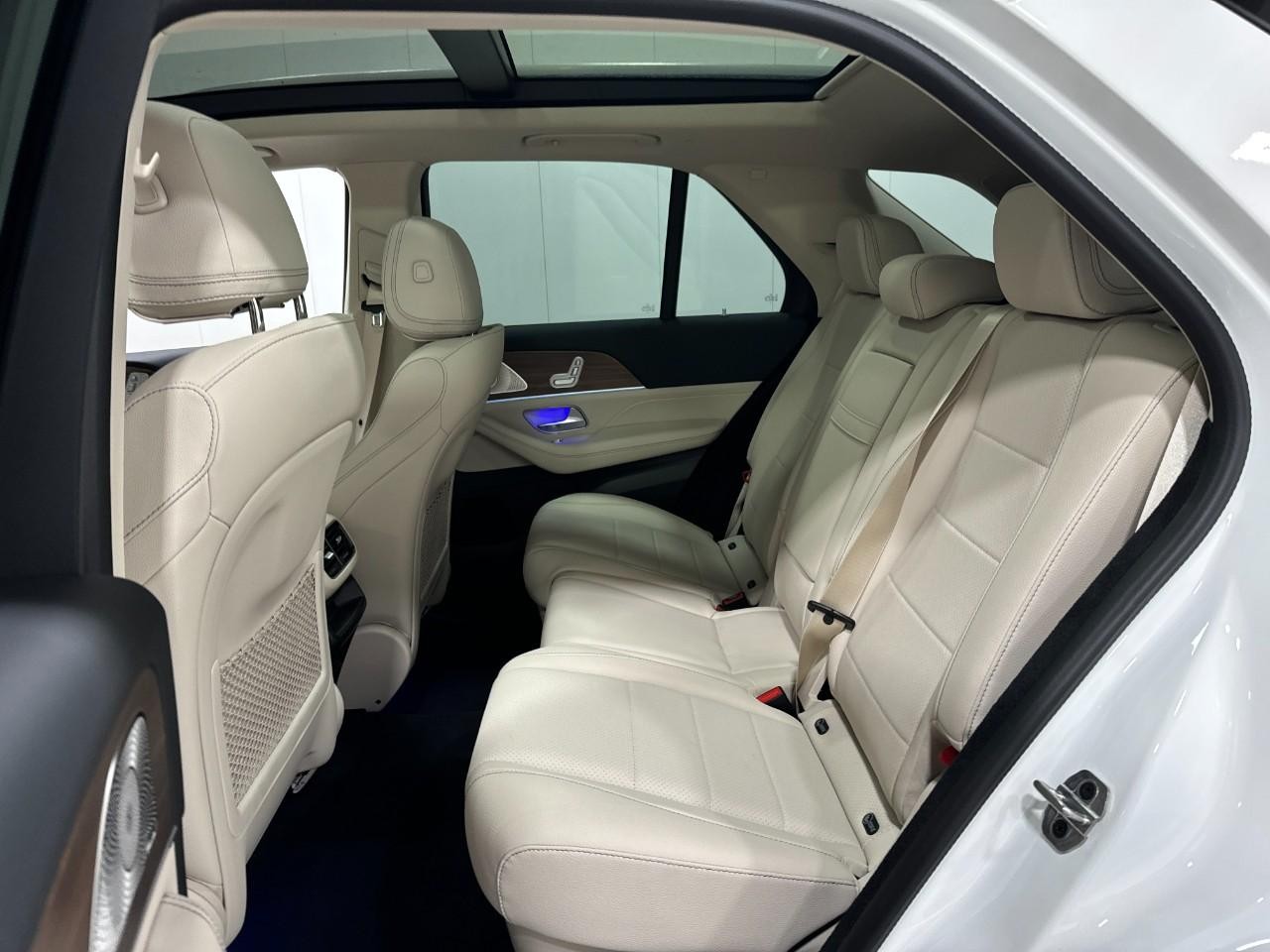 Mercedes-Benz GLE Vehicle Full-screen Gallery Image 8