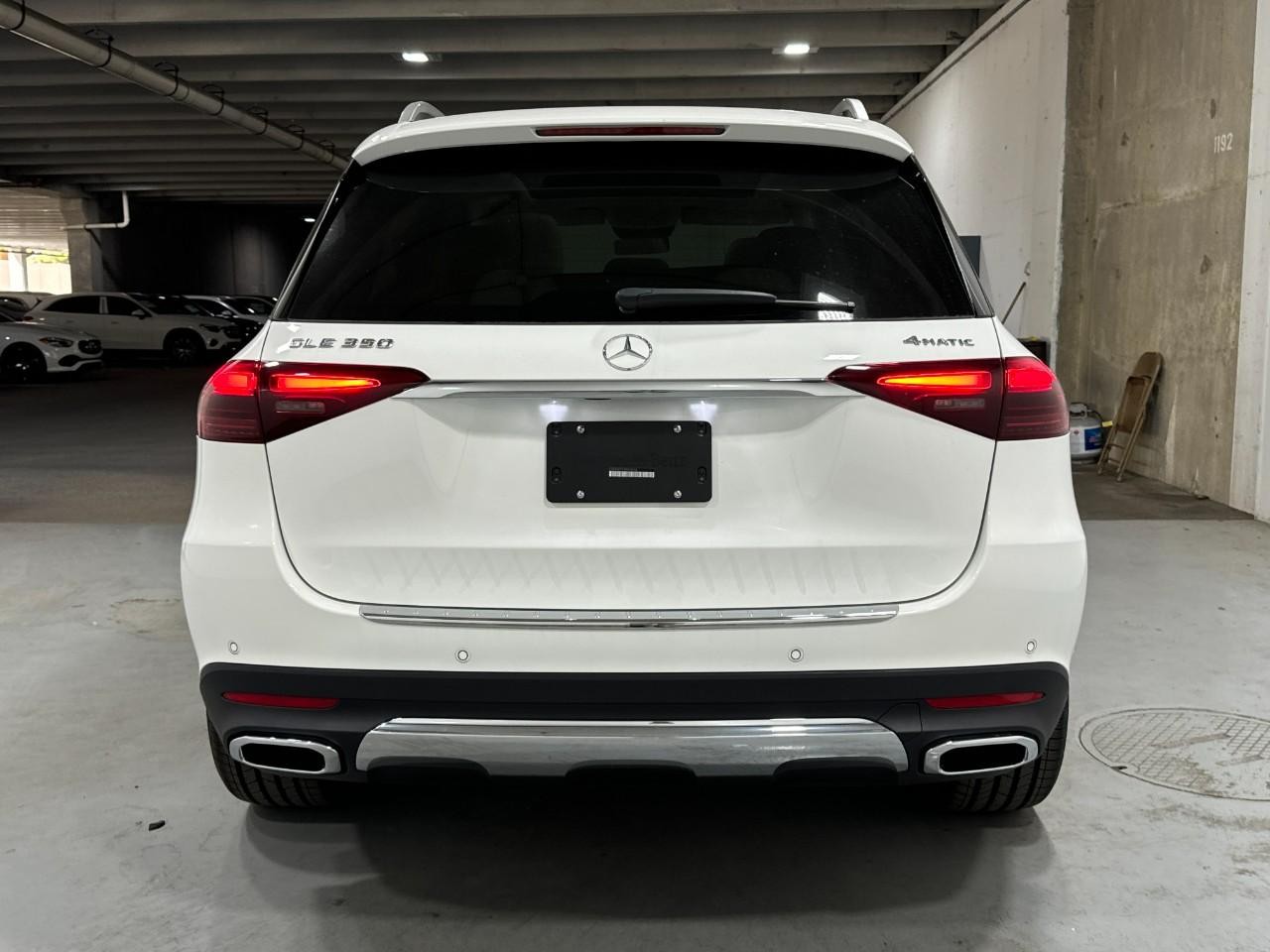 Mercedes-Benz GLE Vehicle Full-screen Gallery Image 9