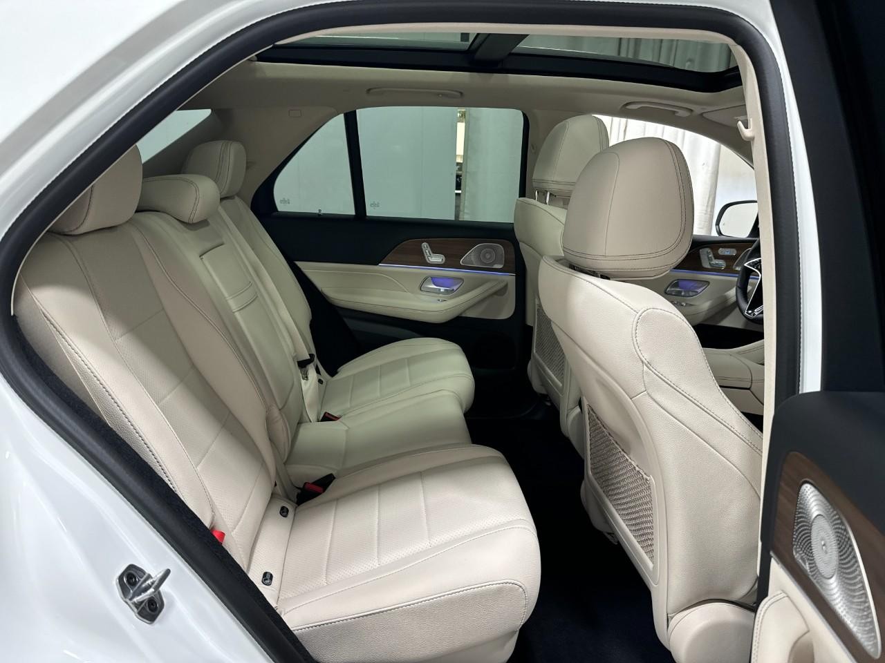 Mercedes-Benz GLE Vehicle Full-screen Gallery Image 10