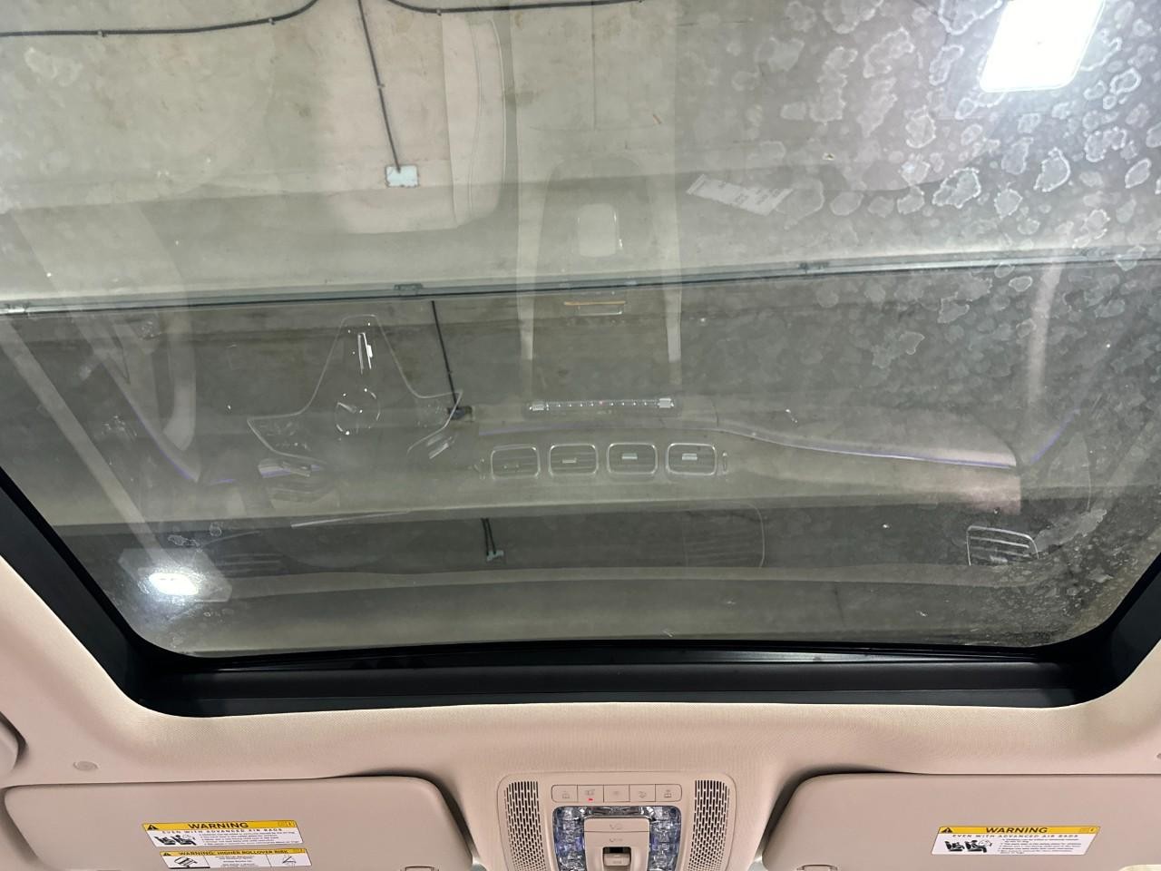 Mercedes-Benz GLE Vehicle Full-screen Gallery Image 11