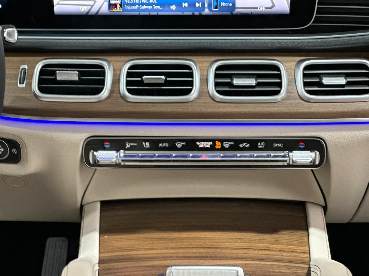 Mercedes-Benz GLE Vehicle Full-screen Gallery Image 15