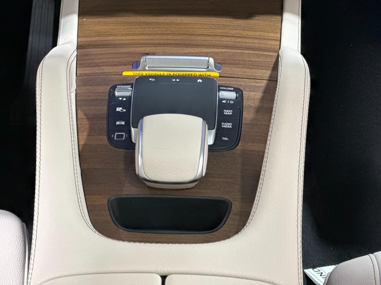 Mercedes-Benz GLE Vehicle Full-screen Gallery Image 16