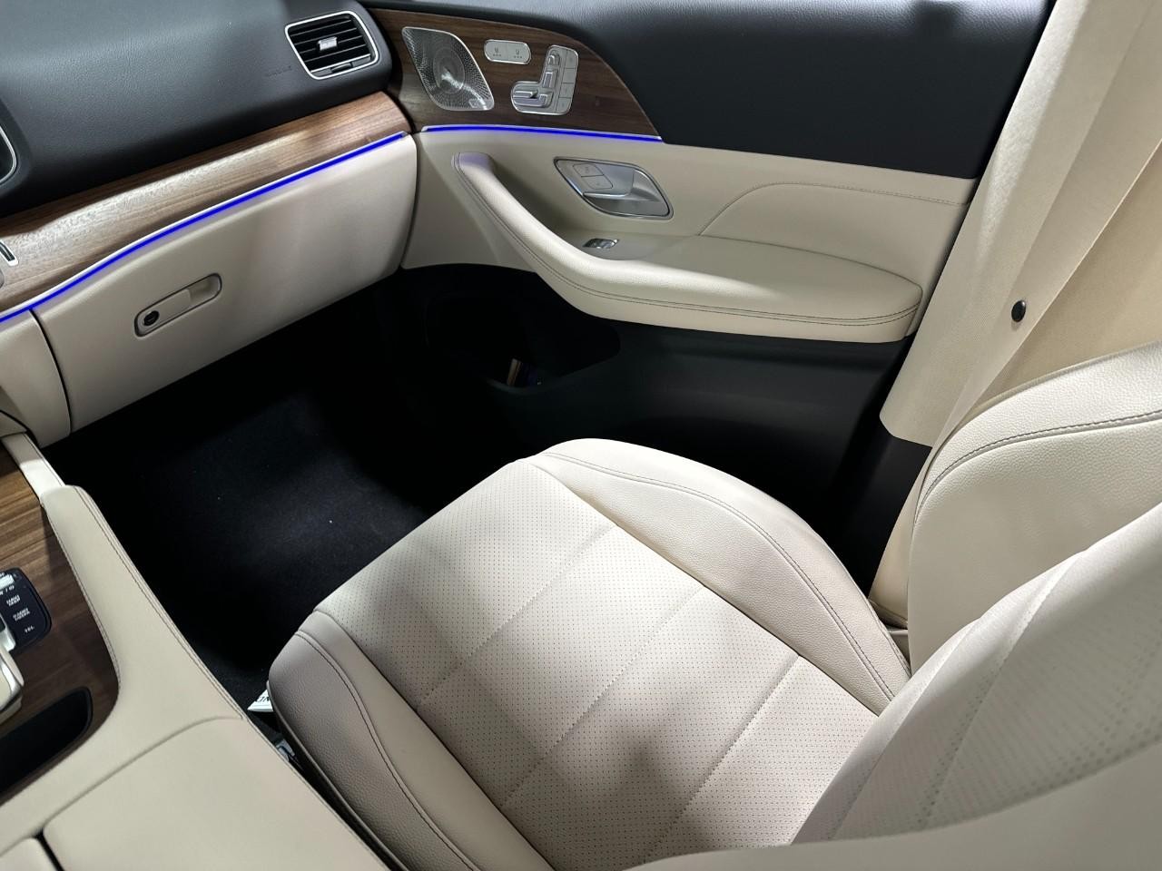 Mercedes-Benz GLE Vehicle Full-screen Gallery Image 17