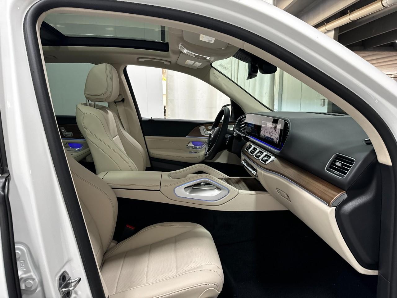 Mercedes-Benz GLE Vehicle Full-screen Gallery Image 18