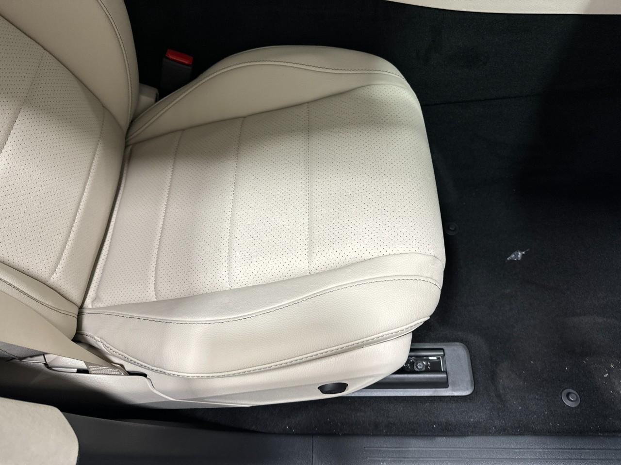 Mercedes-Benz GLE Vehicle Full-screen Gallery Image 19