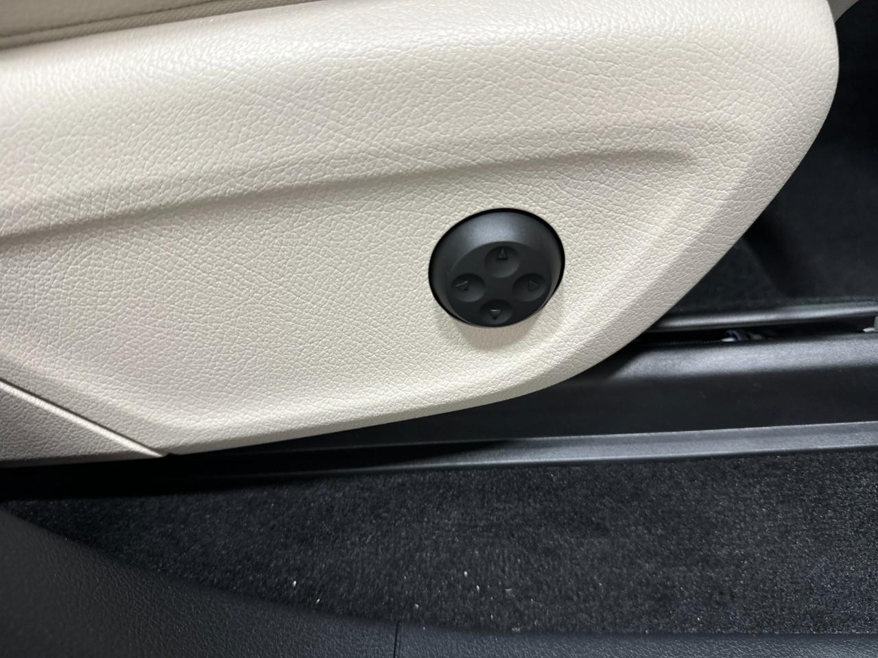 Mercedes-Benz GLE Vehicle Full-screen Gallery Image 20