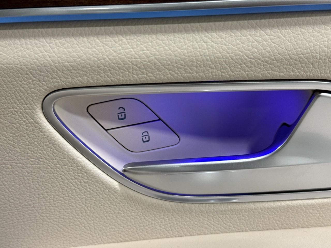 Mercedes-Benz GLE Vehicle Full-screen Gallery Image 22