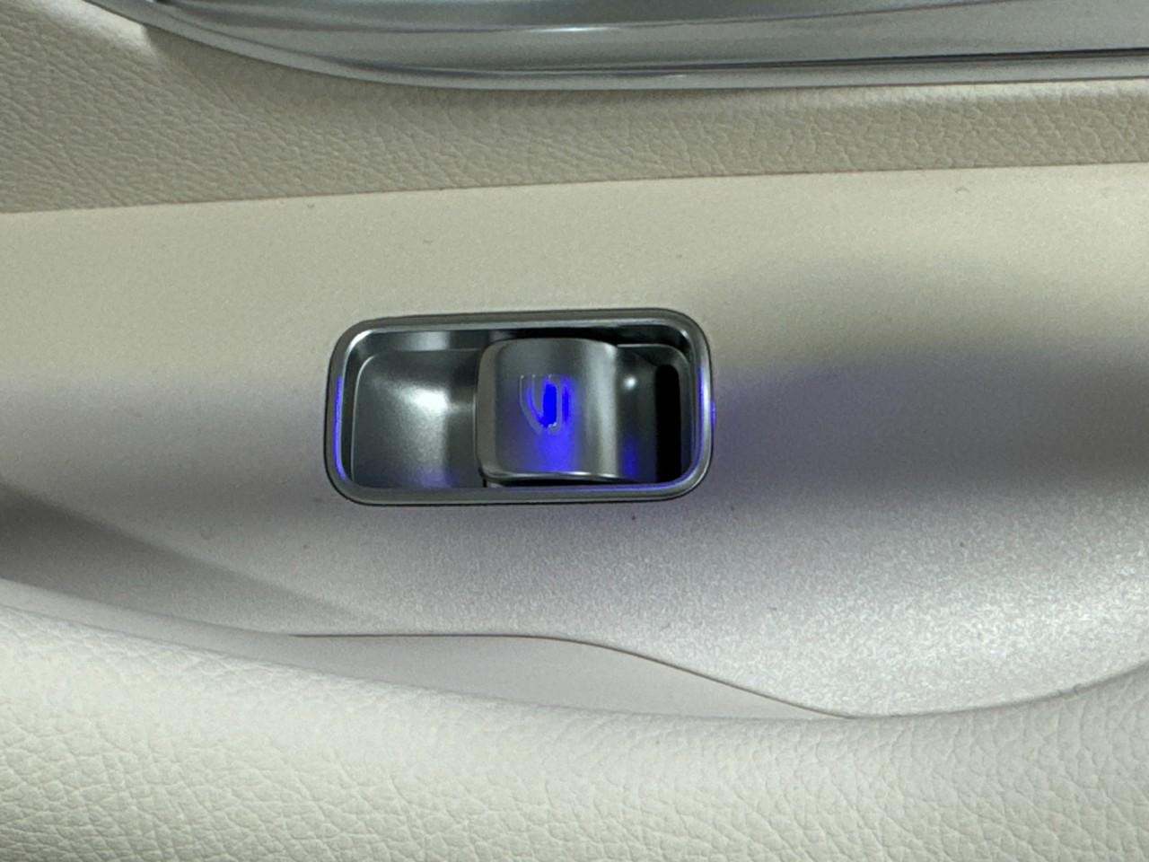 Mercedes-Benz GLE Vehicle Full-screen Gallery Image 23