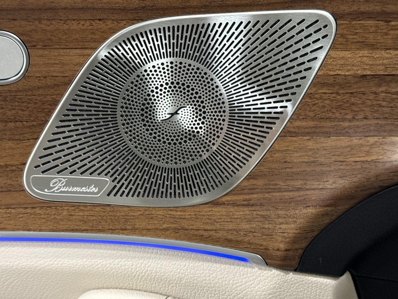 Mercedes-Benz GLE Vehicle Full-screen Gallery Image 24