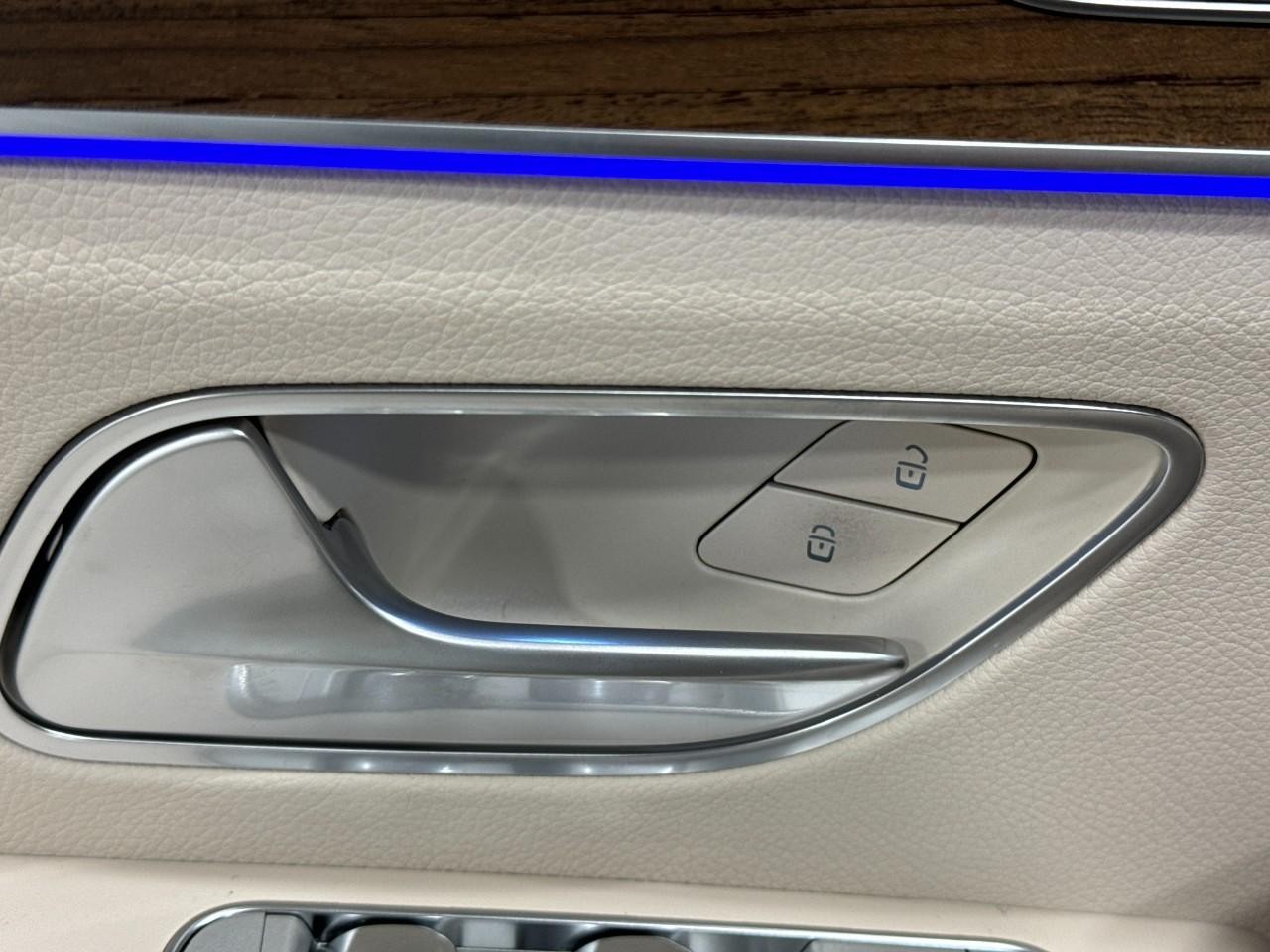 Mercedes-Benz GLE Vehicle Full-screen Gallery Image 26