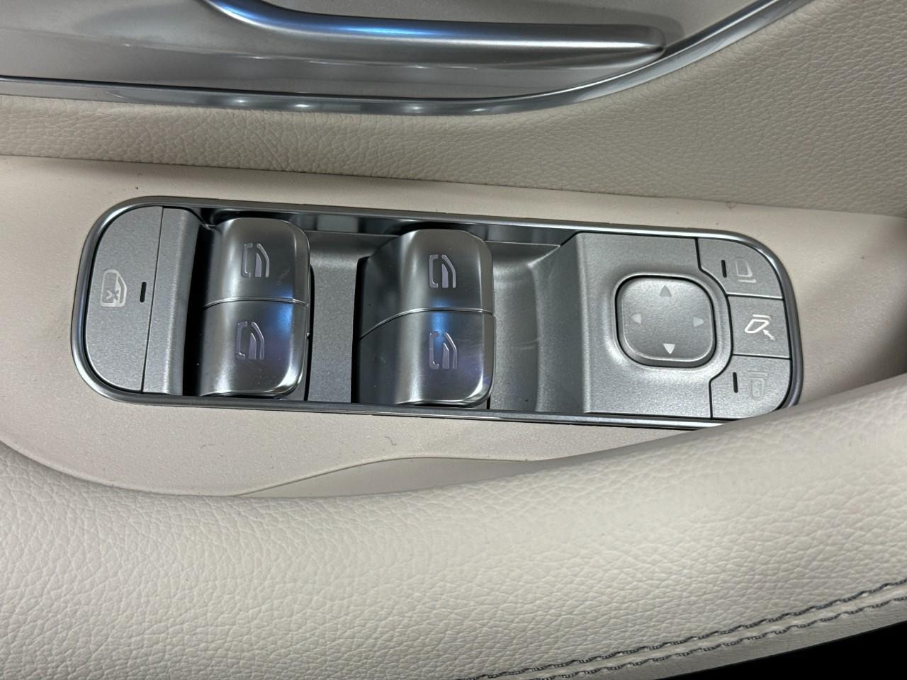 Mercedes-Benz GLE Vehicle Full-screen Gallery Image 27