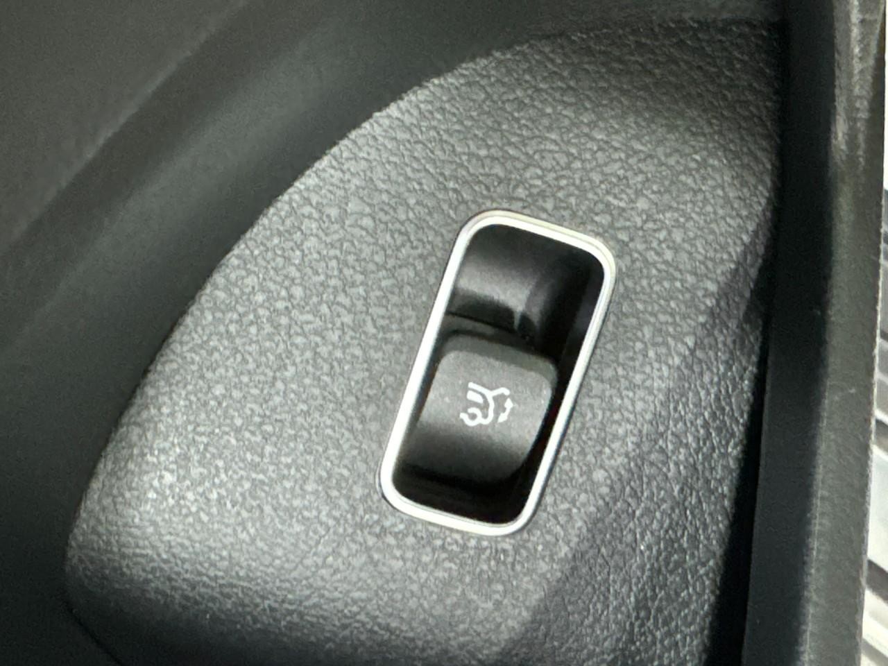 Mercedes-Benz GLE Vehicle Full-screen Gallery Image 28