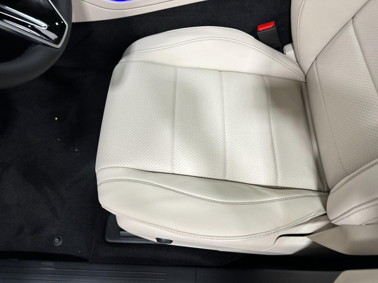 Mercedes-Benz GLE Vehicle Full-screen Gallery Image 30