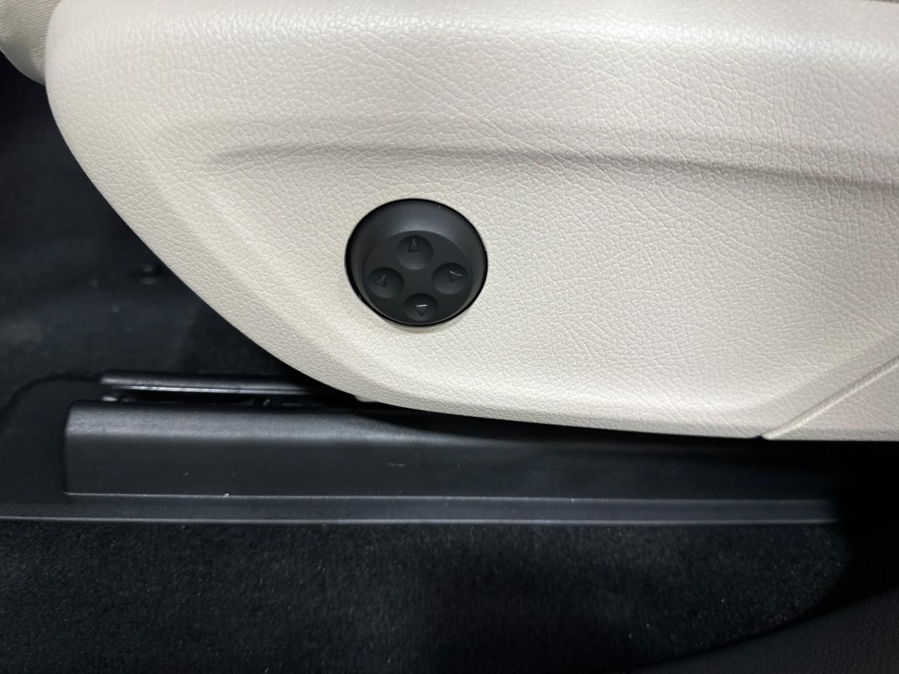 Mercedes-Benz GLE Vehicle Full-screen Gallery Image 31