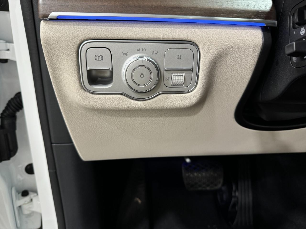 Mercedes-Benz GLE Vehicle Full-screen Gallery Image 32