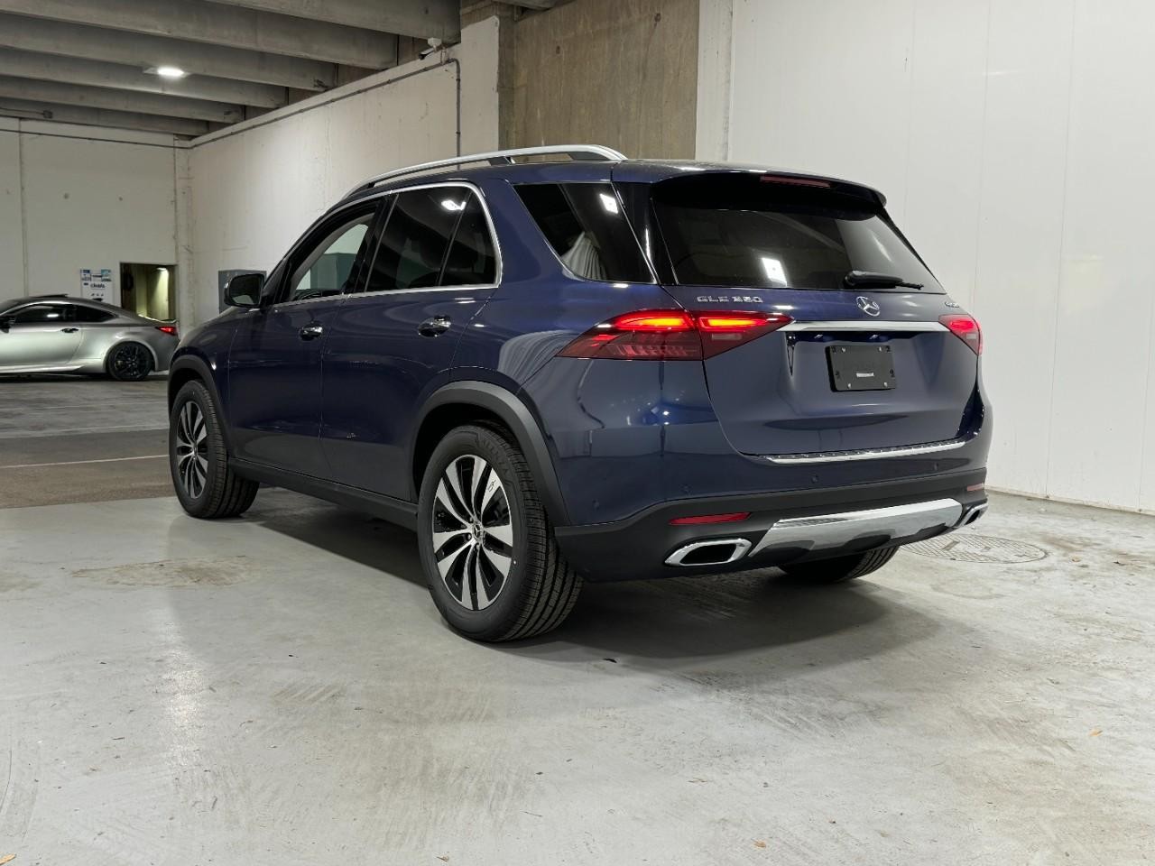 Mercedes-Benz GLE Vehicle Full-screen Gallery Image 3