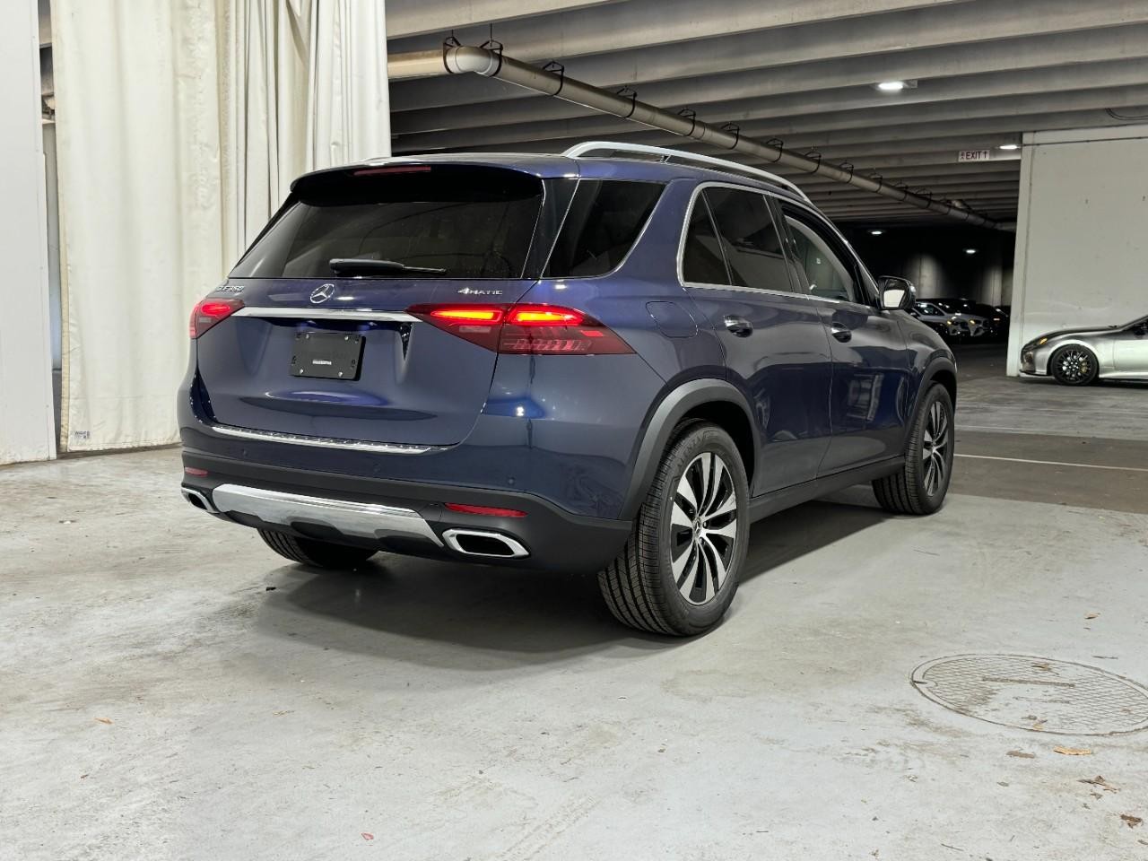 Mercedes-Benz GLE Vehicle Full-screen Gallery Image 4