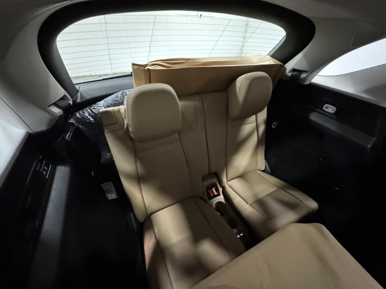 Mercedes-Benz GLE Vehicle Full-screen Gallery Image 11