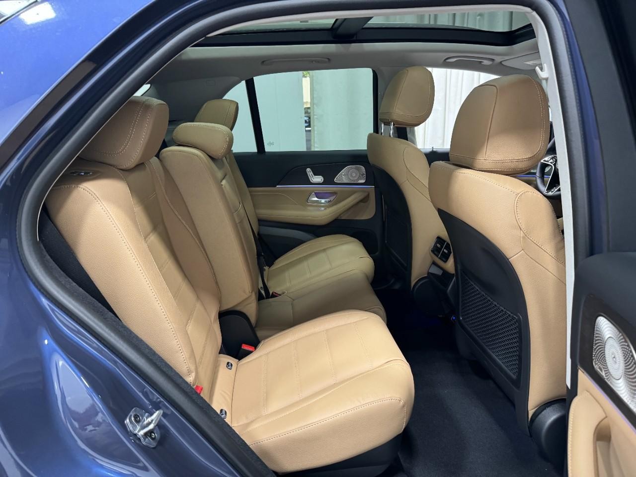 Mercedes-Benz GLE Vehicle Full-screen Gallery Image 12