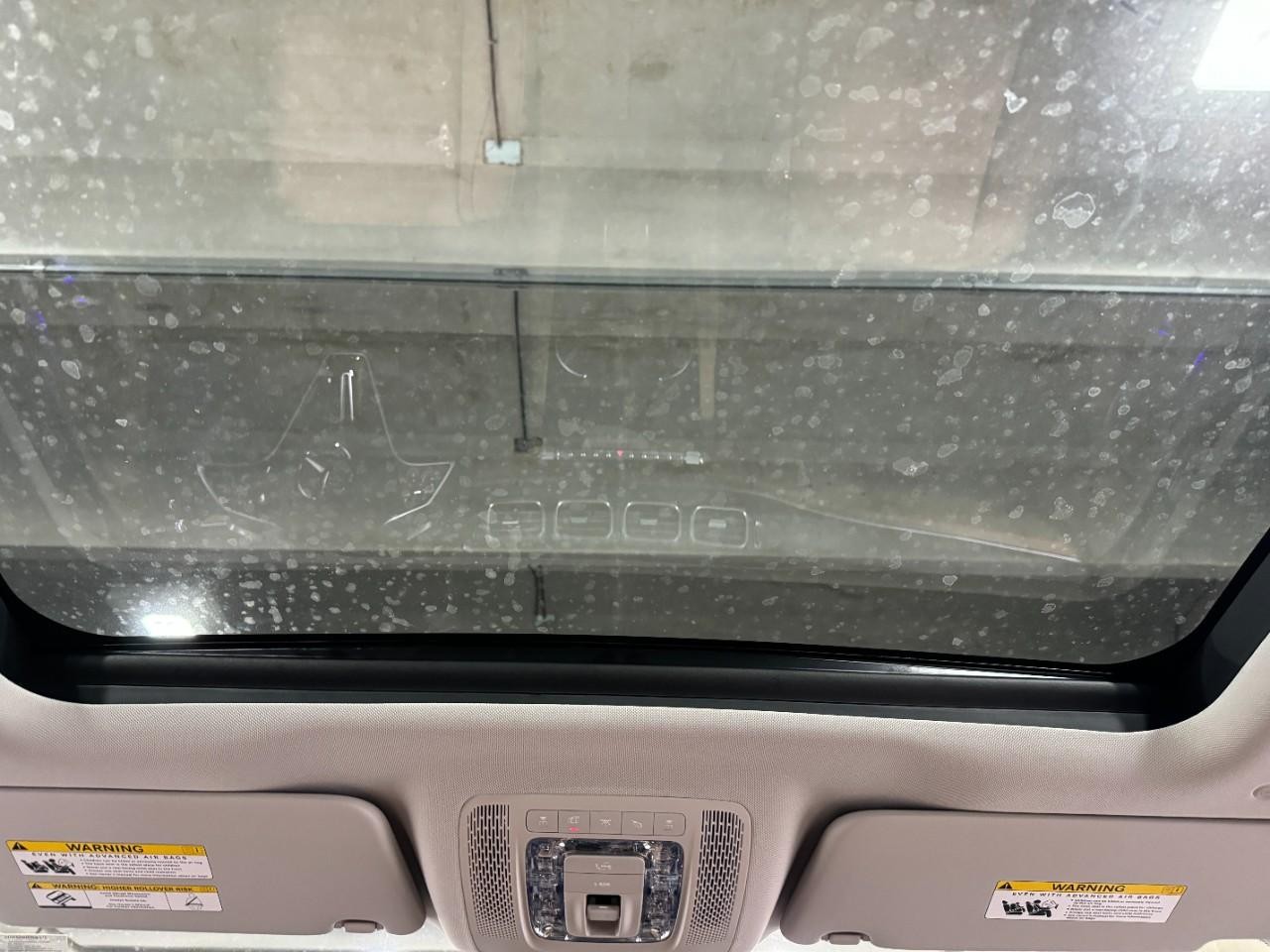 Mercedes-Benz GLE Vehicle Full-screen Gallery Image 13