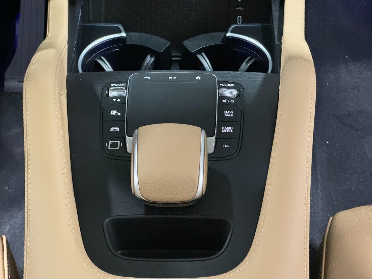 Mercedes-Benz GLE Vehicle Full-screen Gallery Image 18