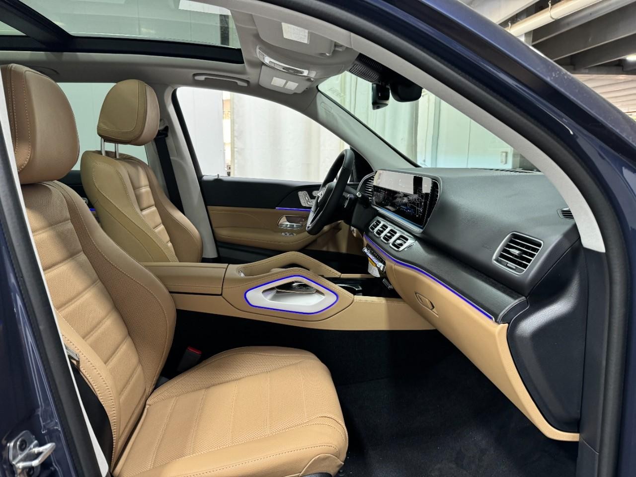 Mercedes-Benz GLE Vehicle Full-screen Gallery Image 20