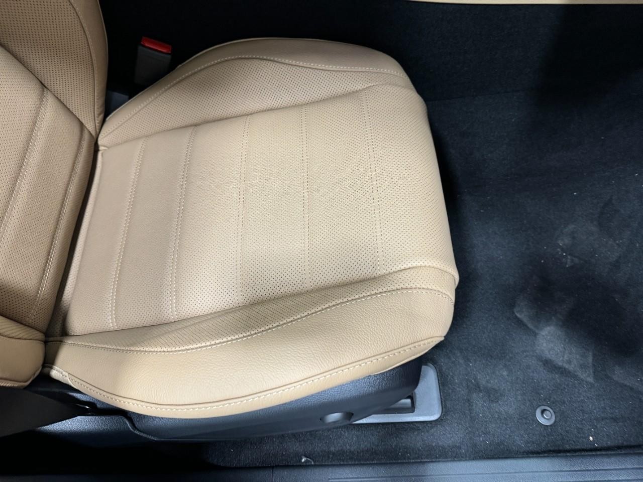 Mercedes-Benz GLE Vehicle Full-screen Gallery Image 21