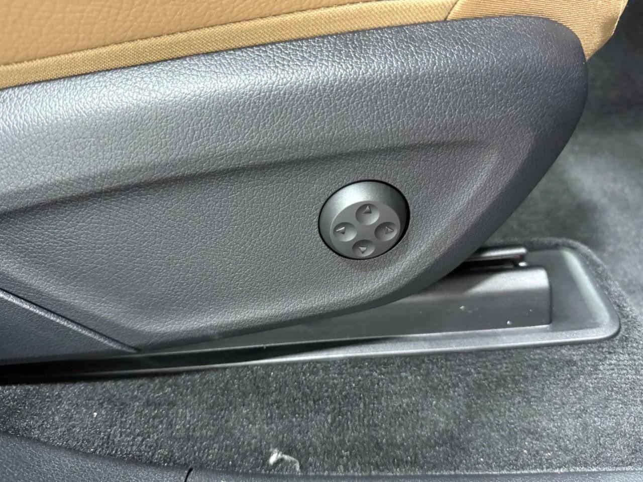 Mercedes-Benz GLE Vehicle Full-screen Gallery Image 22