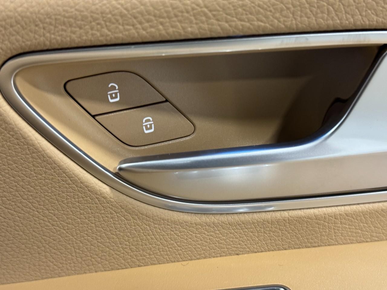 Mercedes-Benz GLE Vehicle Full-screen Gallery Image 24