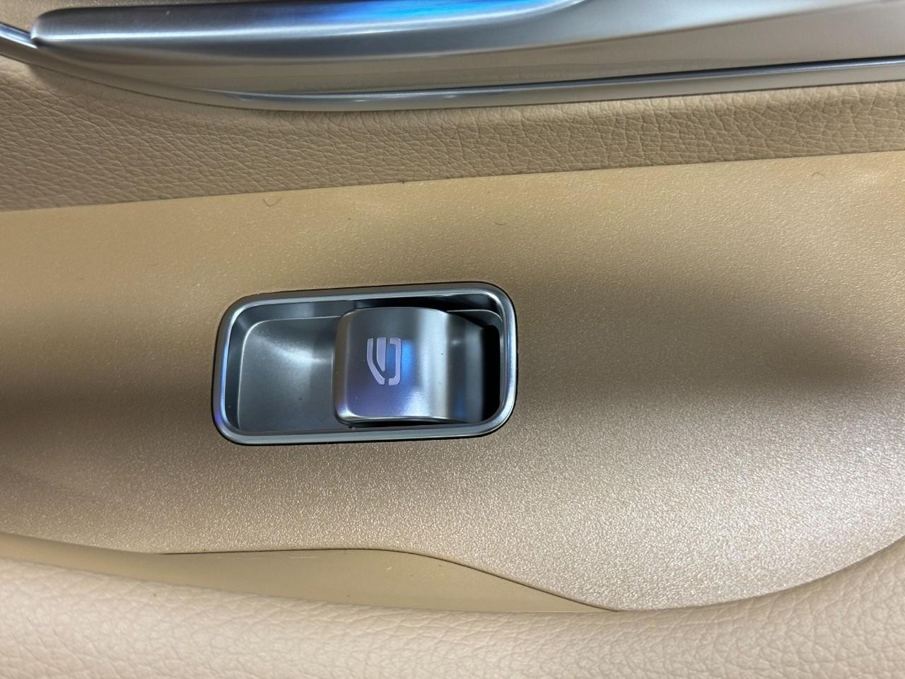 Mercedes-Benz GLE Vehicle Full-screen Gallery Image 25