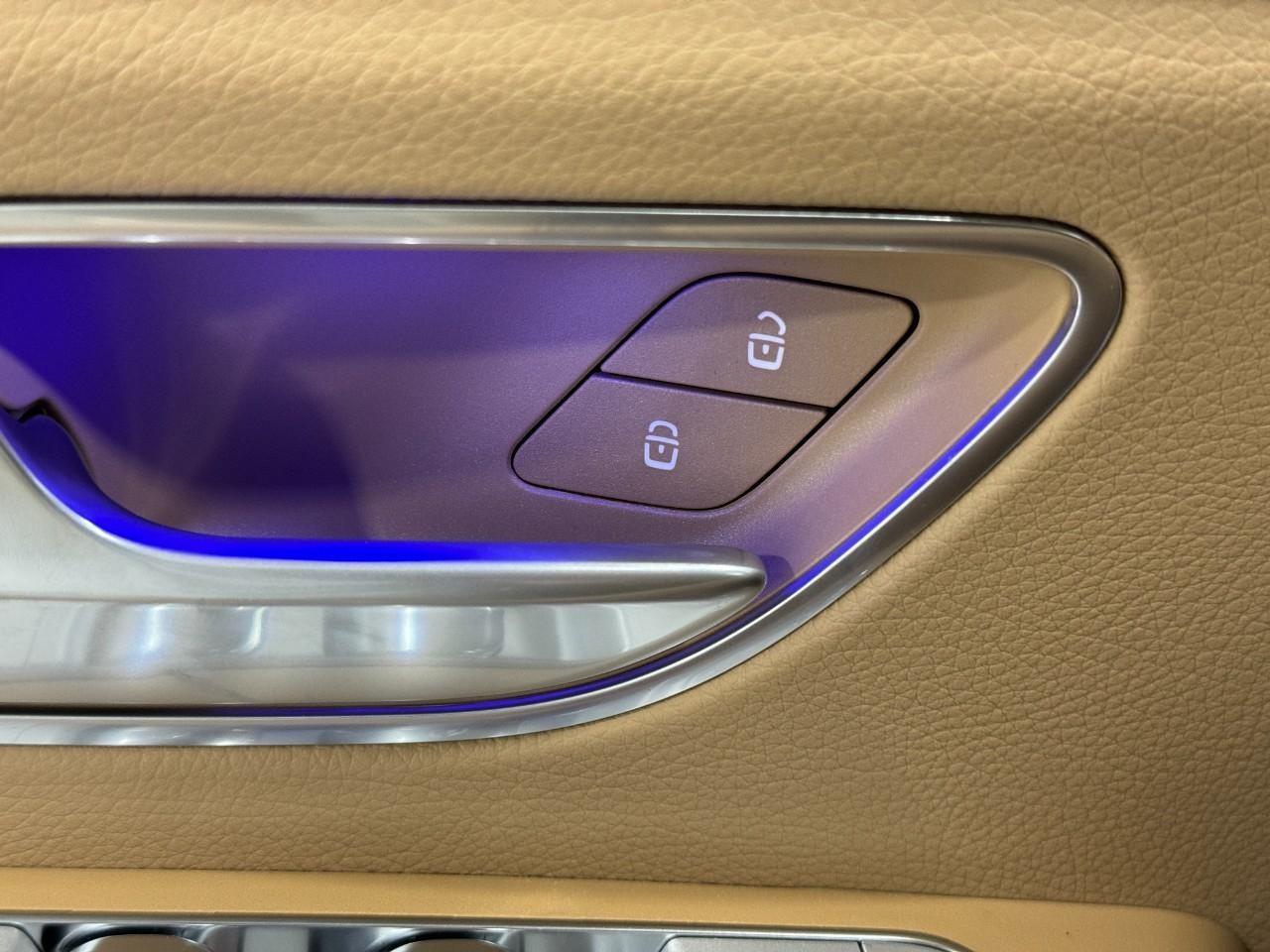 Mercedes-Benz GLE Vehicle Full-screen Gallery Image 28