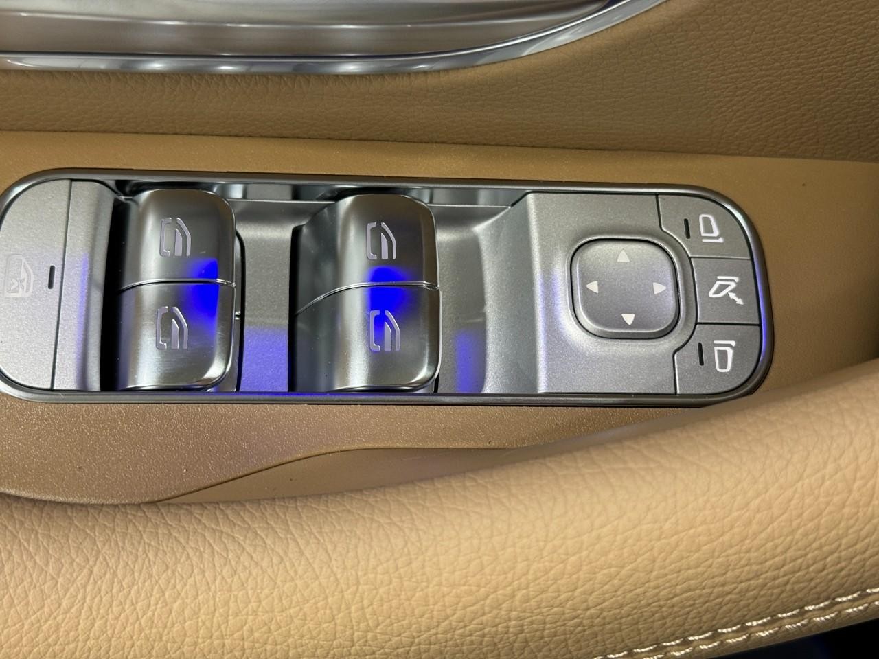 Mercedes-Benz GLE Vehicle Full-screen Gallery Image 29