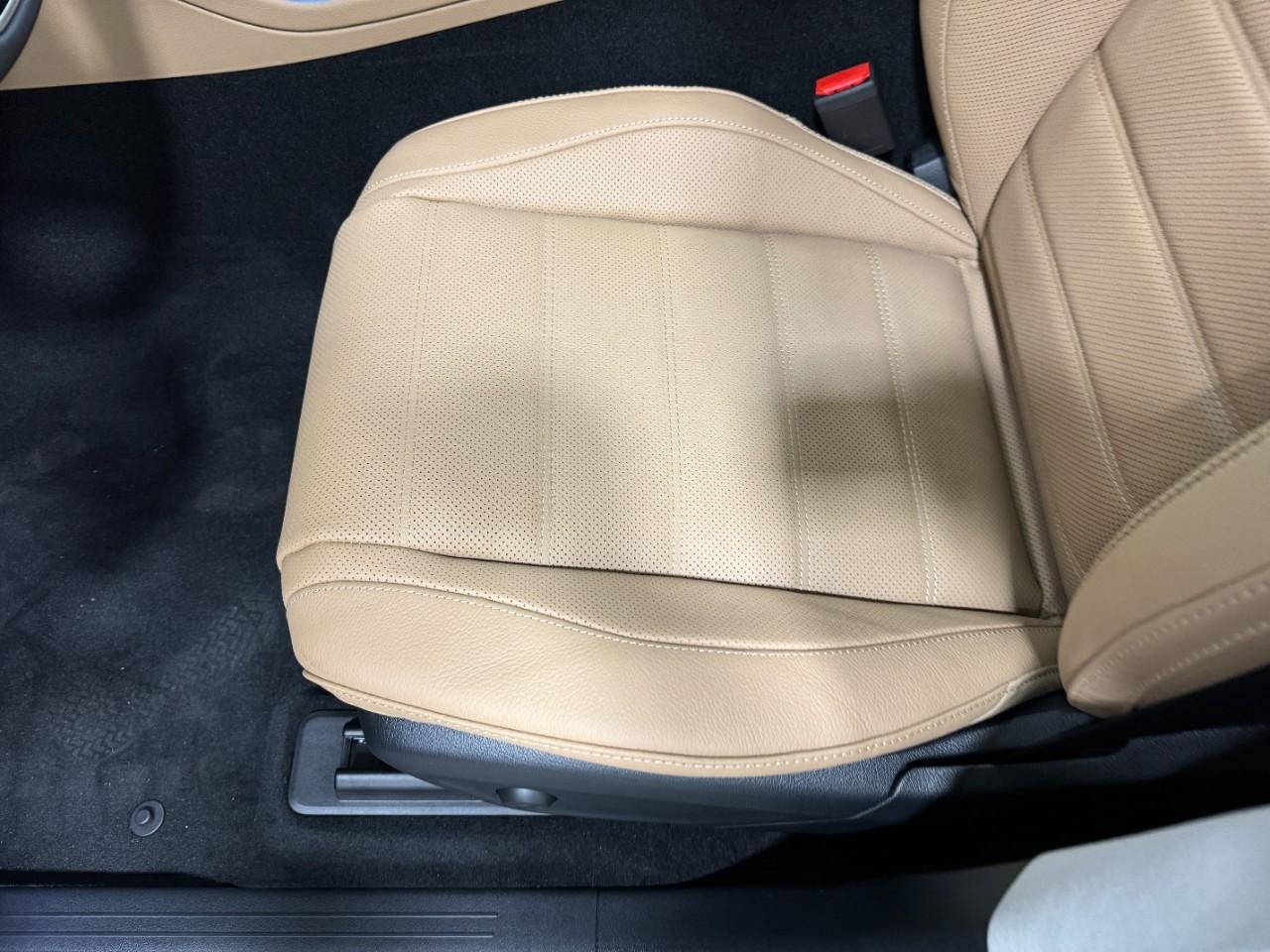 Mercedes-Benz GLE Vehicle Full-screen Gallery Image 32