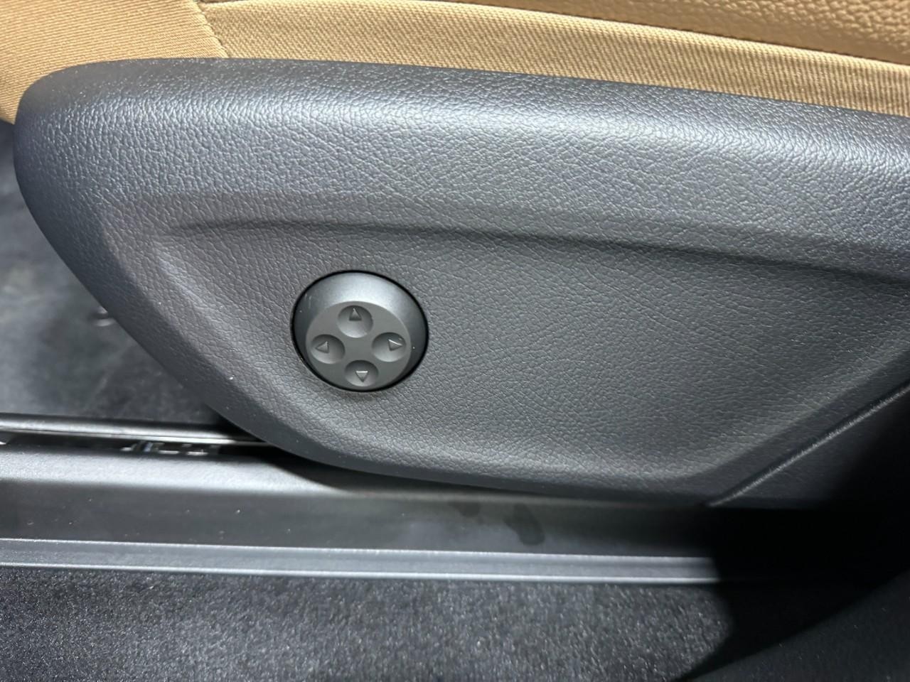 Mercedes-Benz GLE Vehicle Full-screen Gallery Image 33