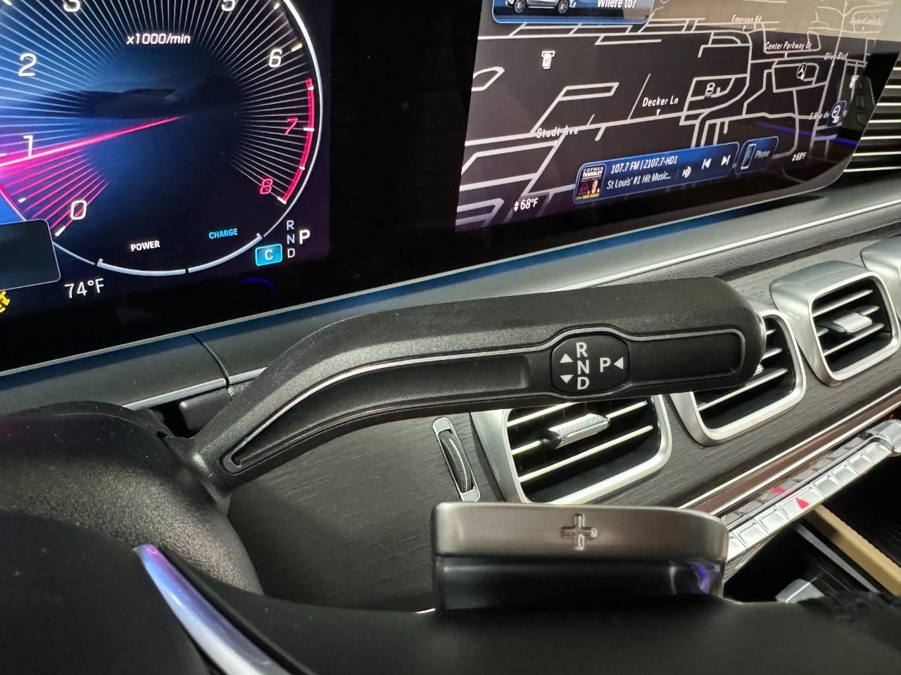 Mercedes-Benz GLE Vehicle Full-screen Gallery Image 38