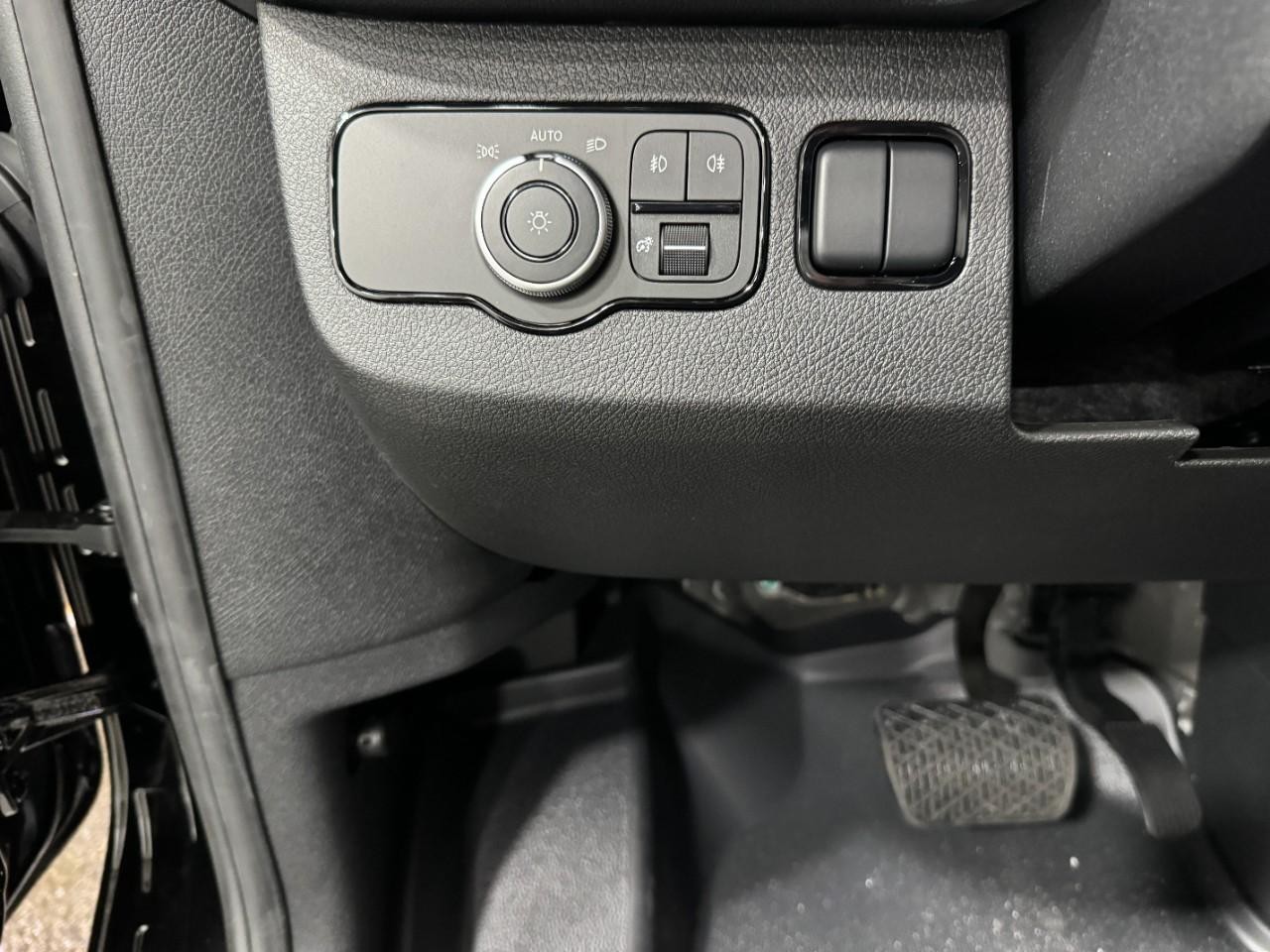 Mercedes-Benz Sprinter Cargo Van Vehicle Full-screen Gallery Image 28