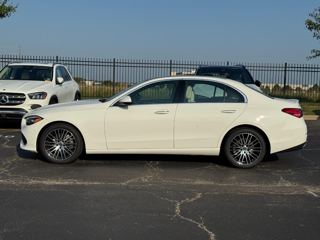 Mercedes-Benz C-Class Vehicle Full-screen Gallery Image 2
