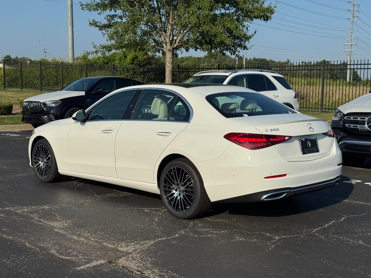 Mercedes-Benz C-Class Vehicle Full-screen Gallery Image 3