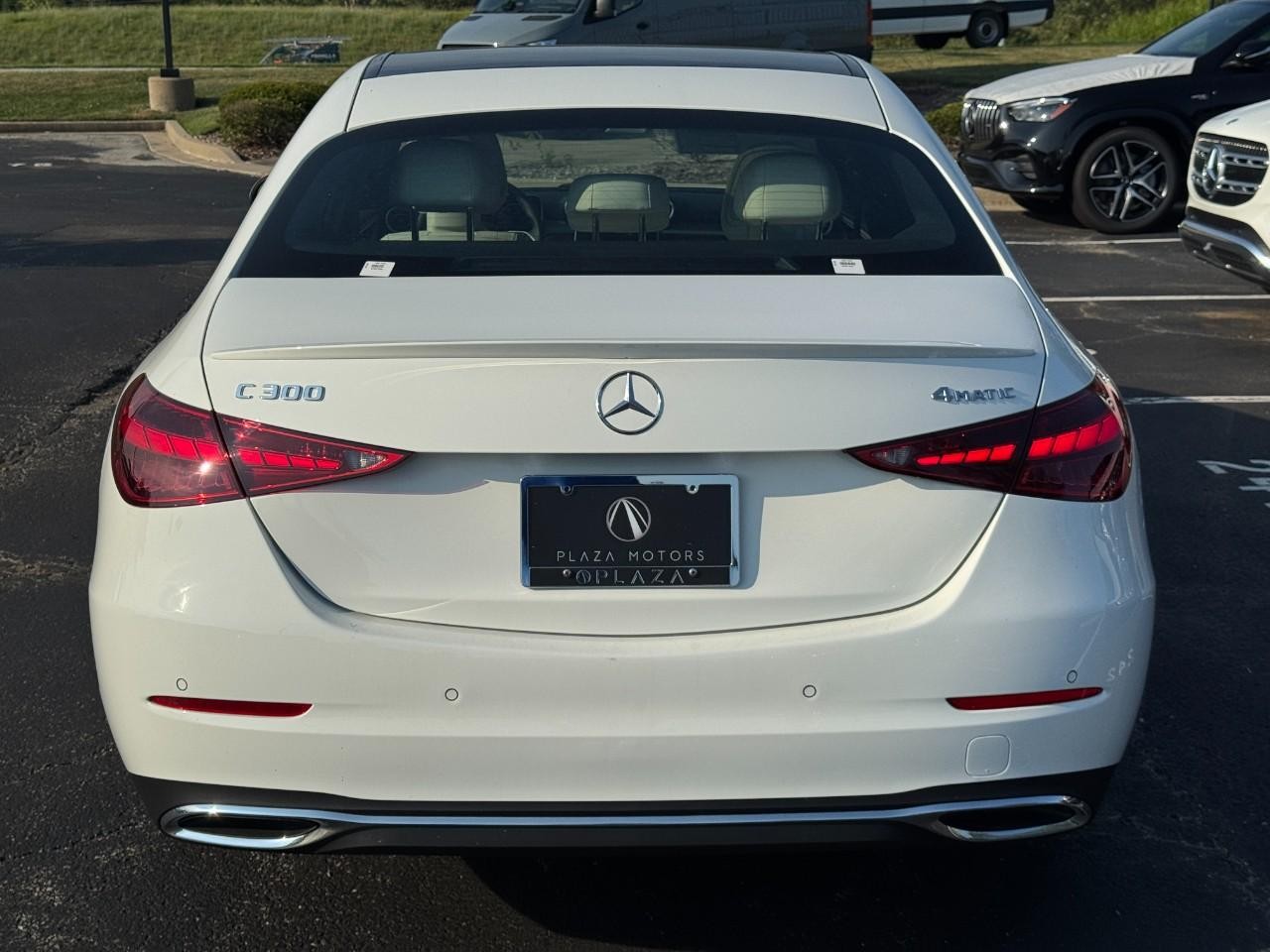 Mercedes-Benz C-Class Vehicle Full-screen Gallery Image 5