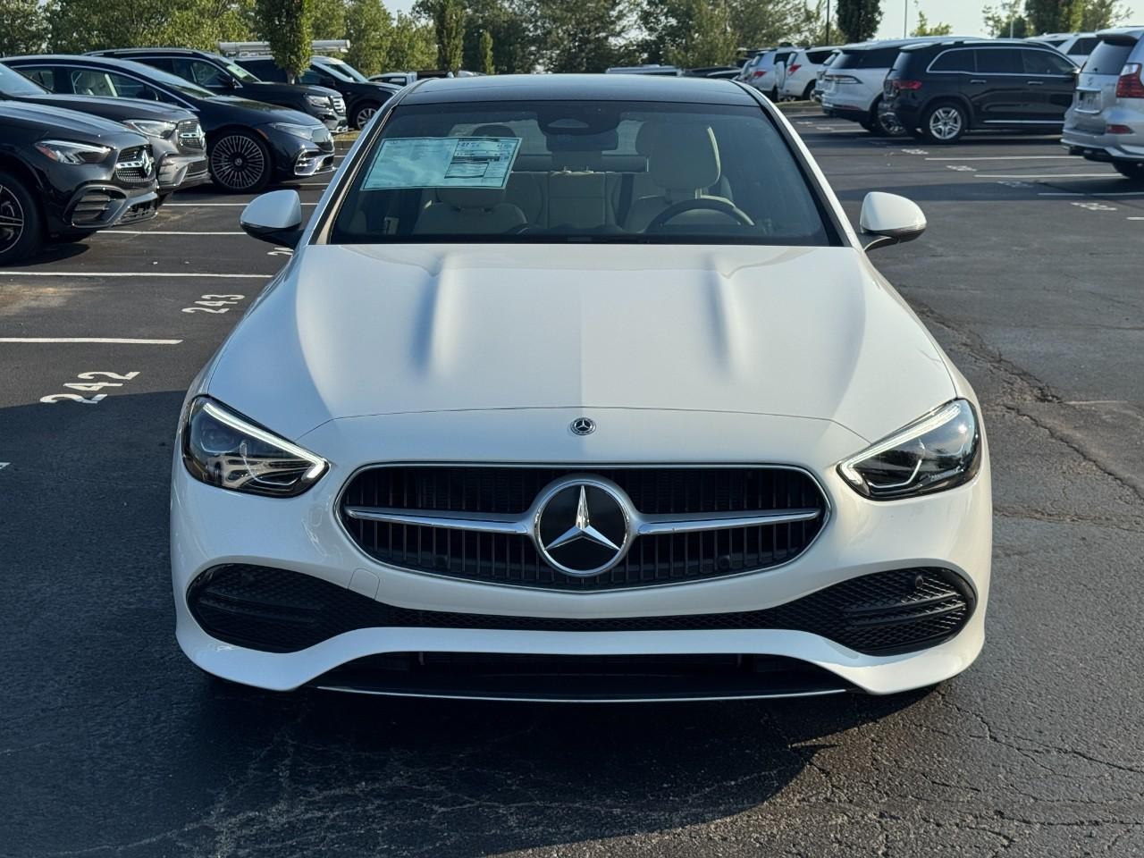 Mercedes-Benz C-Class Vehicle Full-screen Gallery Image 9