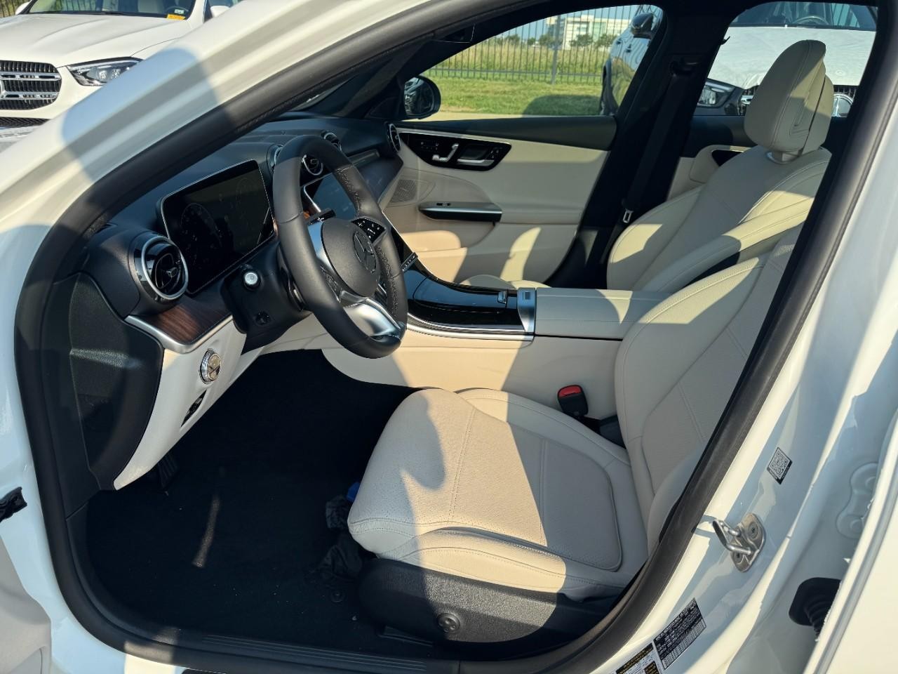 Mercedes-Benz C-Class Vehicle Full-screen Gallery Image 10