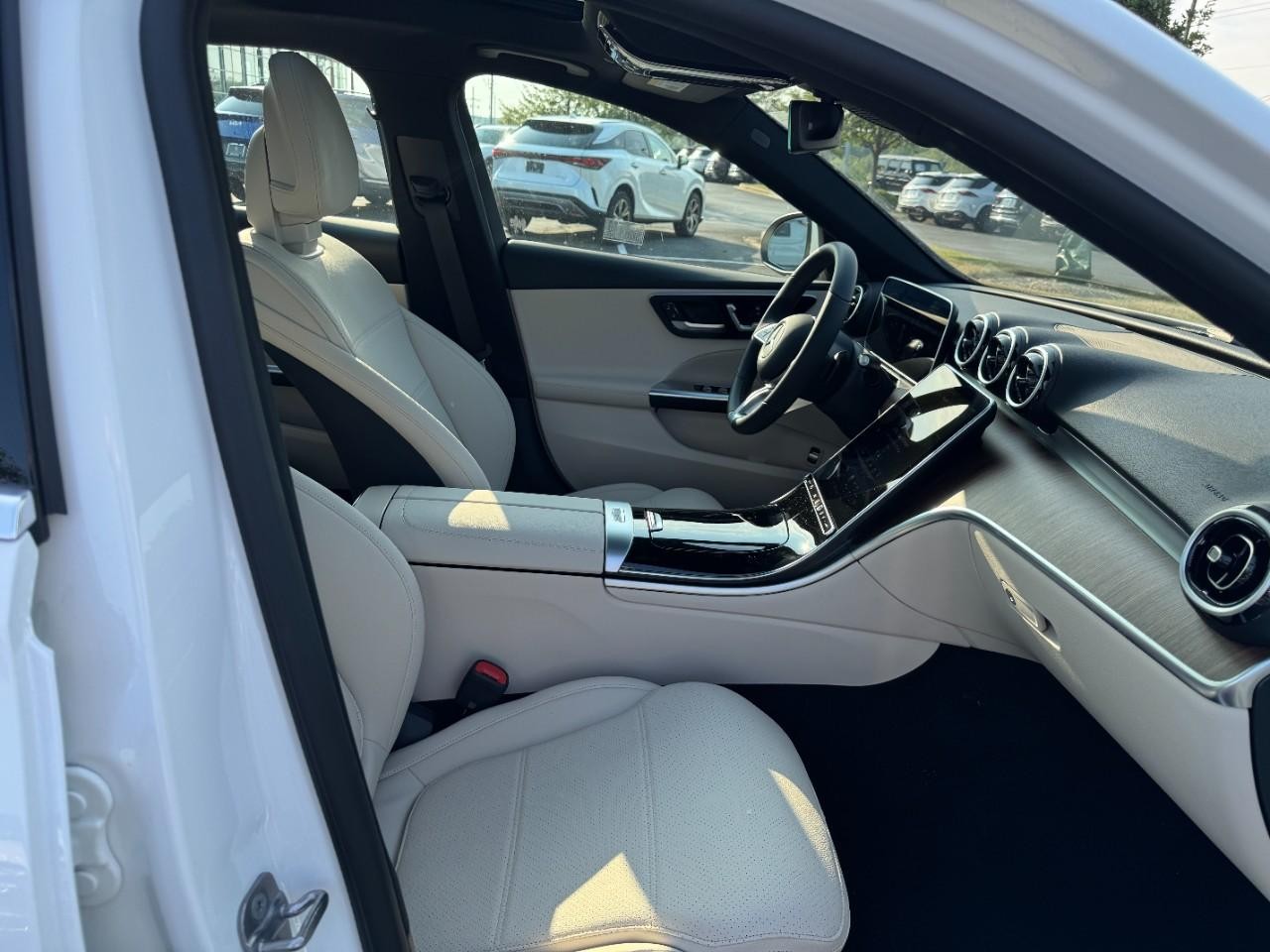 Mercedes-Benz C-Class Vehicle Full-screen Gallery Image 12